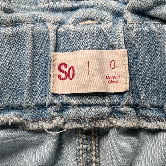 Women's SO High Rise Elastic Waist Pull On Distressed Denim Skirt Size 0 - Picture 3 of 4